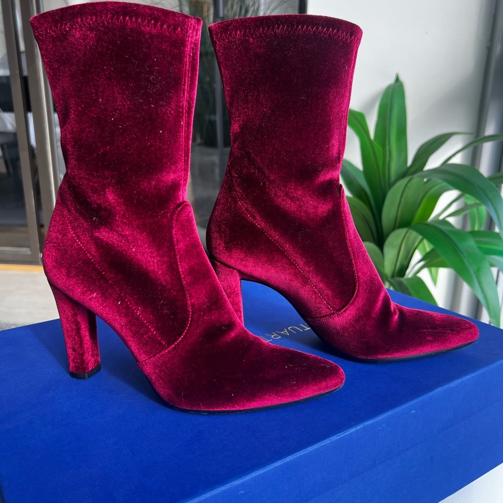 Stuart Weitzman Burgundy Velvet Sock Bottie. Size 5.5M.